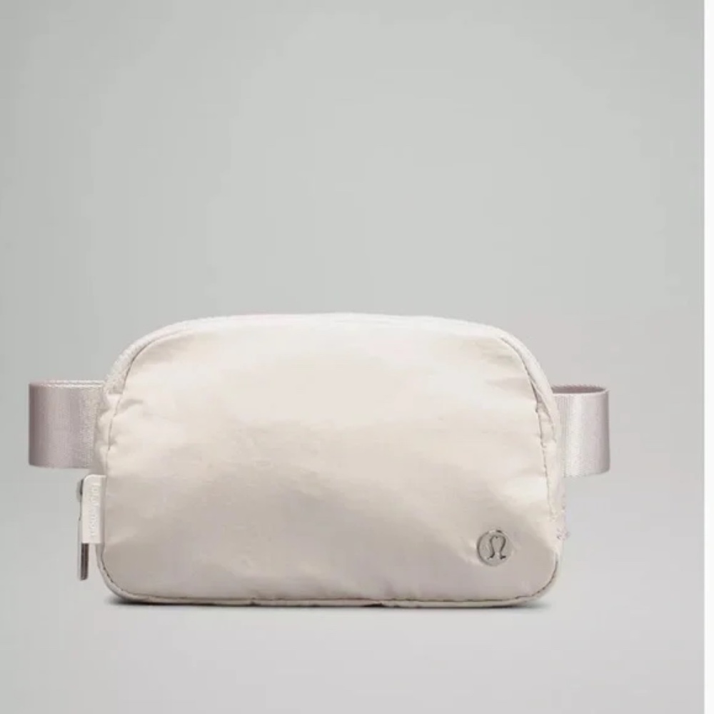Everywhere bag, White. NWT.